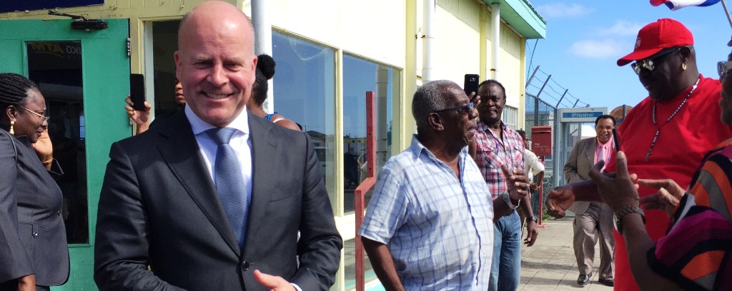 State Secretary Knops meets crowd at airport St. Eustatius