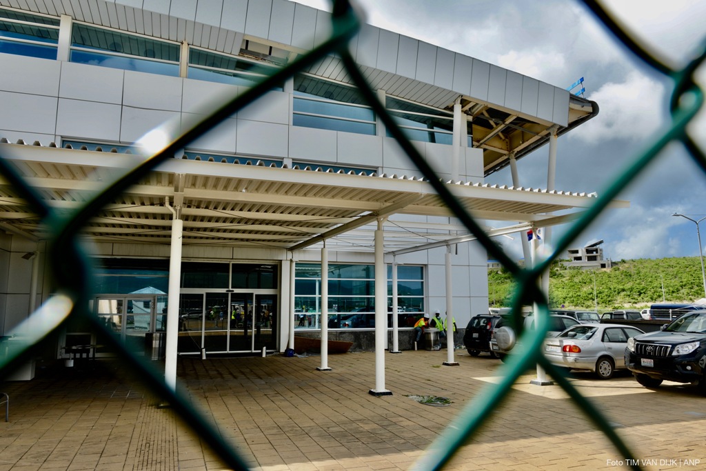 Reconstructed airport Sint Maarten to open in December